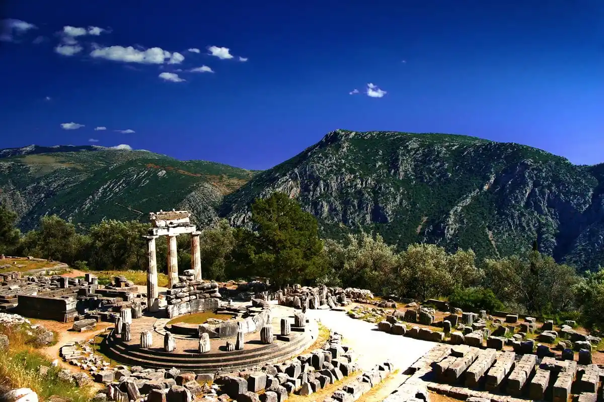 sito-archeologico-di-delfi-tholos